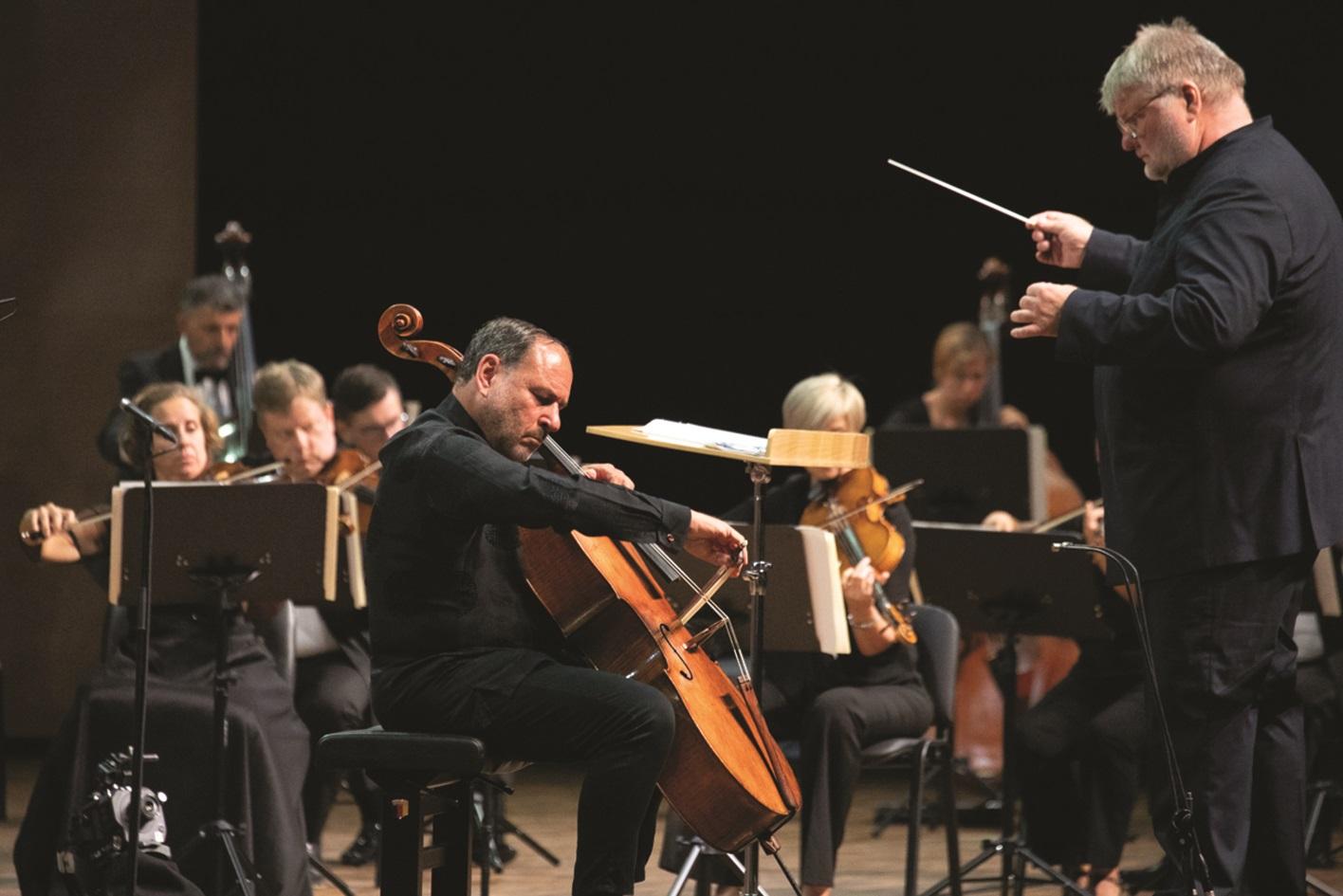 Cellist Gary Hoffman is conducted by conductor Dmitry Yablonsky.  Photo: Evgeny Evtyukhov
